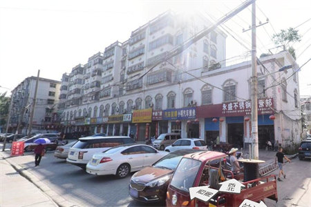 鑫辉华庭，套三，精装修，带前后阳台，出门口上兴华小学，初中